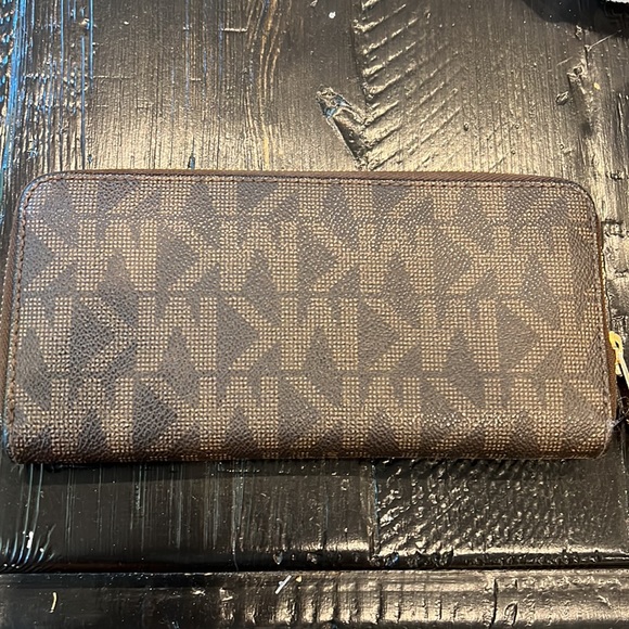 Michael Kors classic print zip wallet - Picture 2 of 5